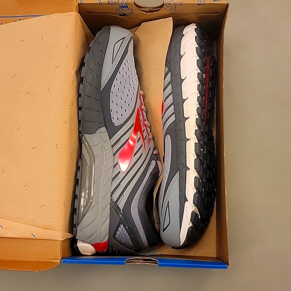 Brooks woman sneaker size 11 extra wide , Ariel'18